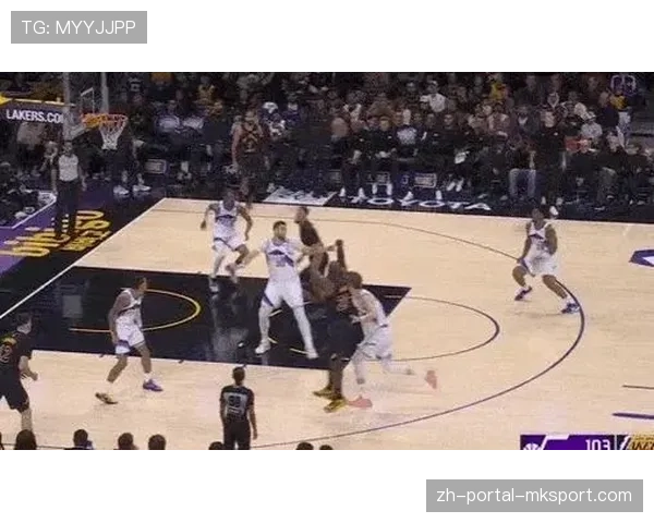 镜头聚焦：詹姆斯在暂停间隙大口喘气，场边数据屏显示其本节跑动距离队内第一